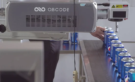 Qbcode C シリーズ CO2 レーザーマーキングマシン 30 ワットフライングオンラインマーキング/彫刻および切断プリンター木材/食品/水/金属用 CE 付き